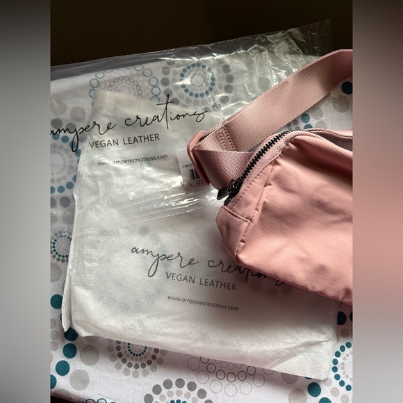 NWT- THE JULIA BAG
Pink rose fanny pack
Soft vegan leather
comes with dust bag - Picture 9 of 16